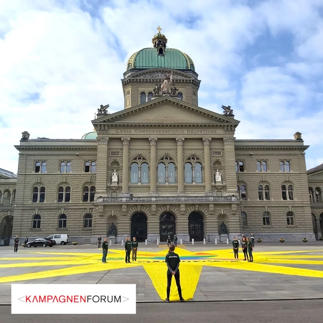 Sonne und Aktivist vor dem Bundeshaus