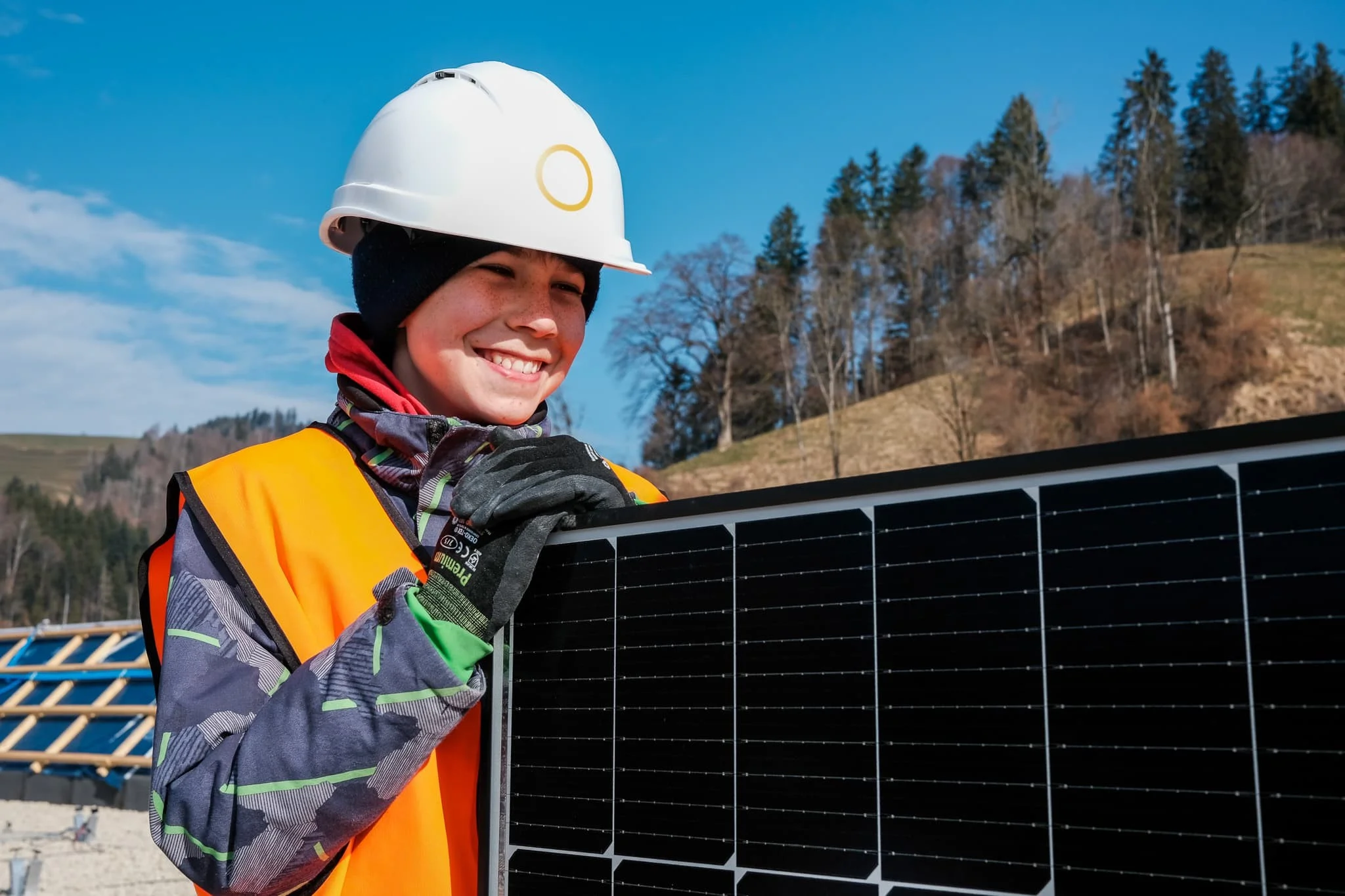 Jugendliche installieren Solaranlage - “Baustelle Zukunft” ©Solafrica