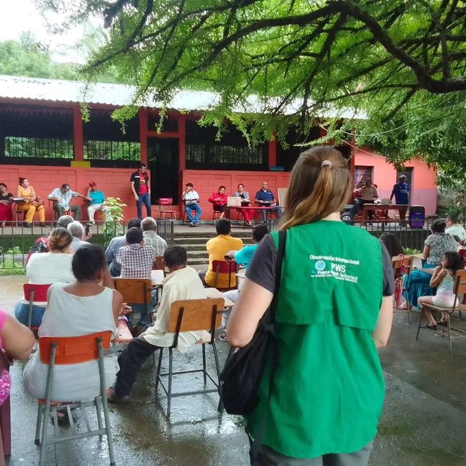 Als Menschenrechtsbegleiterin in Honduras, immer mit der grünen Weste.